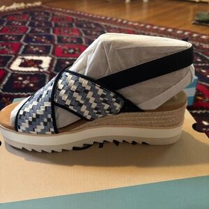 Women’s 9.5 Tom’s Diana crossover wedges